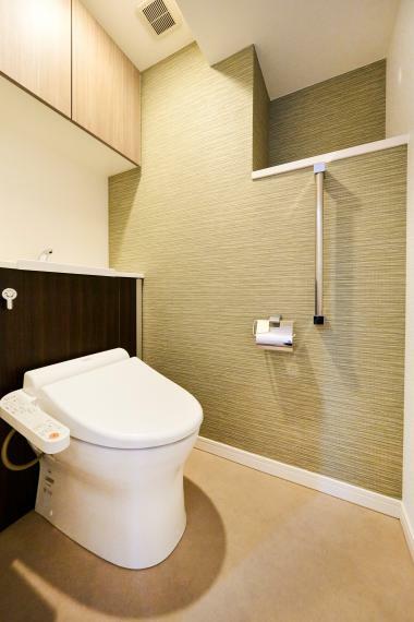 トイレ 【トイレ】 白を基調とした清潔感の高いお手洗い。 上部に収納もついておりますので、とても便利です。