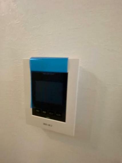 TVモニター付きインターフォン 外出中も来訪者をカラー画面でしっかり録画します！ボタンひとつで通話が可能です  在宅時にも鮮明なモニターでしっかり相手を確認できます