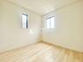子供部屋 【洋室4.5帖】空間を広く見せる白色の壁紙は、色褪せることのない心地良さを作ります。