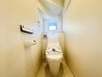 トイレ 1階トイレは、洗浄機能を完備。開口窓も設けられており、清潔な空間の印象です。