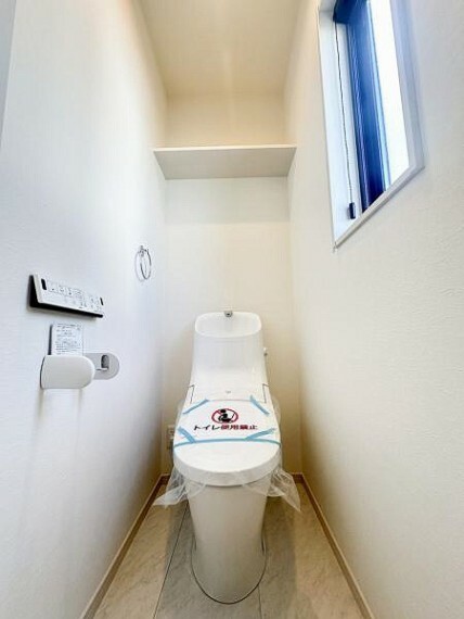 トイレ 2階トイレ　洗浄機能を標準完備、清潔な空間が印象的です。