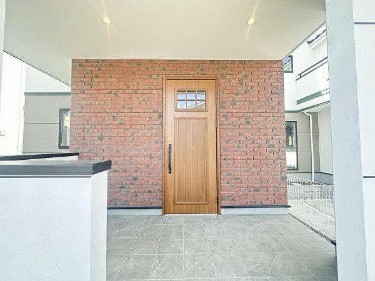 玄関 シンプルでありながら温もりも感じさせる玄関ポーチ。全体のバランスも考慮した設計がステキです。