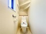 トイレ 1階トイレ　洗浄機能を標準完備、清潔な空間が印象的です。