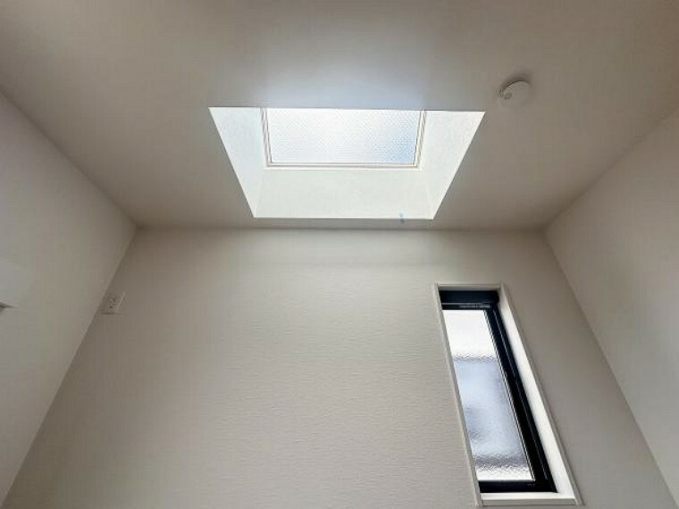 2階5.25帖洋室　天窓の有無で、室内の印象は変わります。天窓があれば明るく温かみのある空間になります。