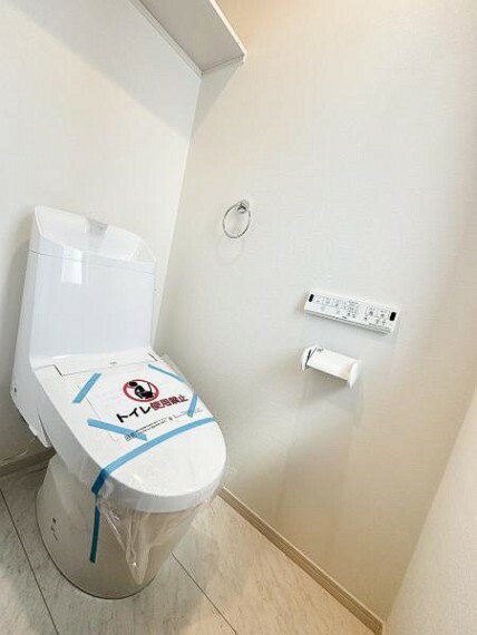 トイレ トイレは、洗浄機能を標準完備、清潔な空間が印象的です。