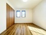洋室 2階7帖洋室　大きな収納と2面採光で、明るさと使いやすさが自慢の洋室です。