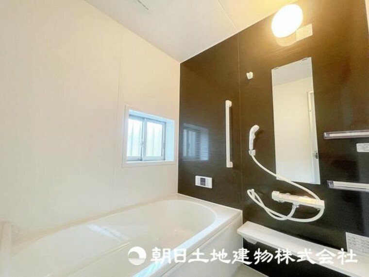 現況外観写真 モダンな浴室が、くつろぎと清潔感を同時に提供します。
