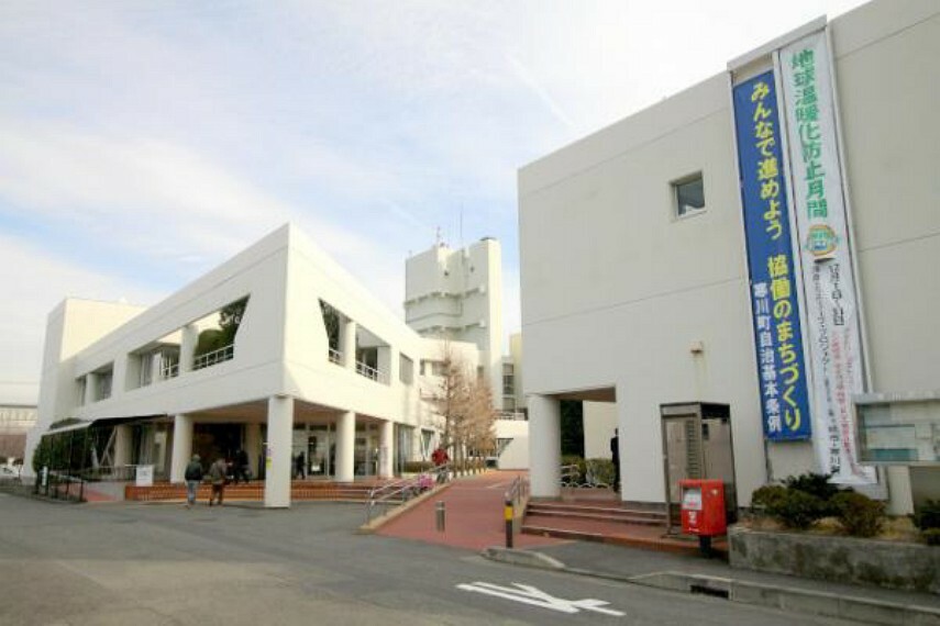 役所 【寒川町役場】　職員の応対は優しく丁寧です。駐車場もあり便利です。