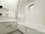 浴室 浴室乾燥機を備えた明るい印象の浴室