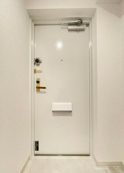 玄関 人感センサー付き照明のある玄関ホール