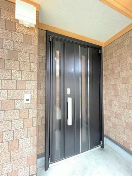 玄関 【リフォーム中】玄関の写真です。玄関ドアは鍵交換とクリーニングを行います。照明はセンサー付きなので暗い時間の帰宅も安心ですね。