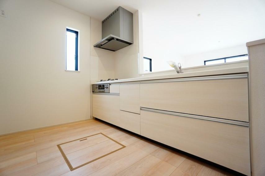 ダイニングキッチン キッチンカウンターには、人造大理石を使用。美しいだけでなくお手入れも簡単。コンロ下の収納スペースはレールの付いたスライド式で取り出しがスムーズ。