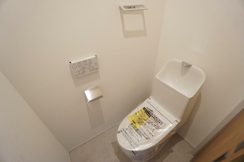トイレ 温水洗浄機付トイレです。節水機能もあるので、安心して使えますね。壁リモコンタイプのウォシュレット付き。すっきりした見た目で、トイレ奥の掃除もしやすいです。
