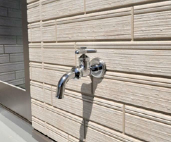 バルコニーに設置した水栓は、植物の水やりやバルコニーのお掃除に便利です。