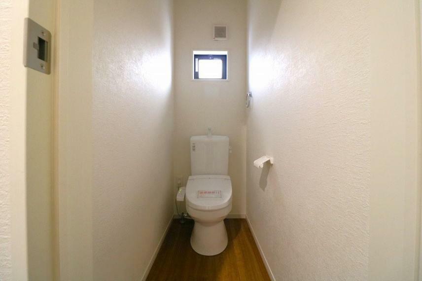トイレ 1階トイレは窓からの光が差し込む空間。