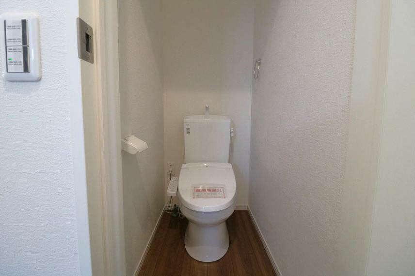 トイレ 2階トイレ。白でまとめた清潔感のあるトイレ。