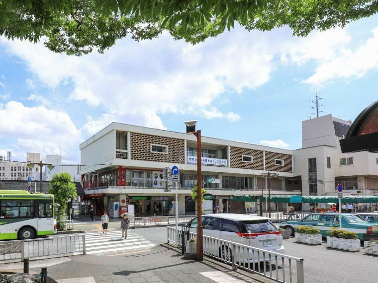 蕨駅（1893年（明治26年）開業の駅。JR京浜東北線の快速、各駅停車が停車します。蕨市は全国の市の中で最も面積が狭い、住宅の街です。都内に出やすく、フットワークよく買い物などができます。）