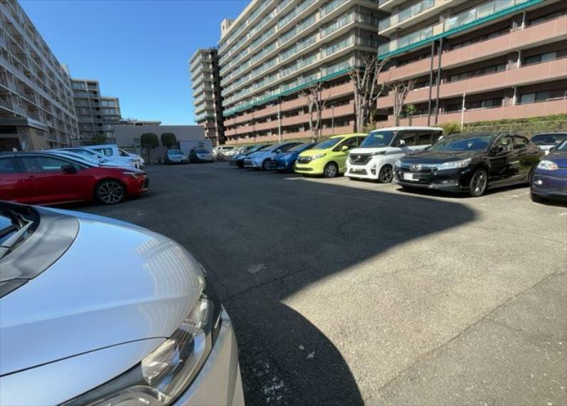 敷地内駐車場 駐車場と明記されていても、最小スペースでつくられた駐車場だと大型車は駐車できなかったり、出入りしにくくなったりする可能性があります。お車のサイズと購入したい物件の駐車場のサイズを現地で確認しましょう。