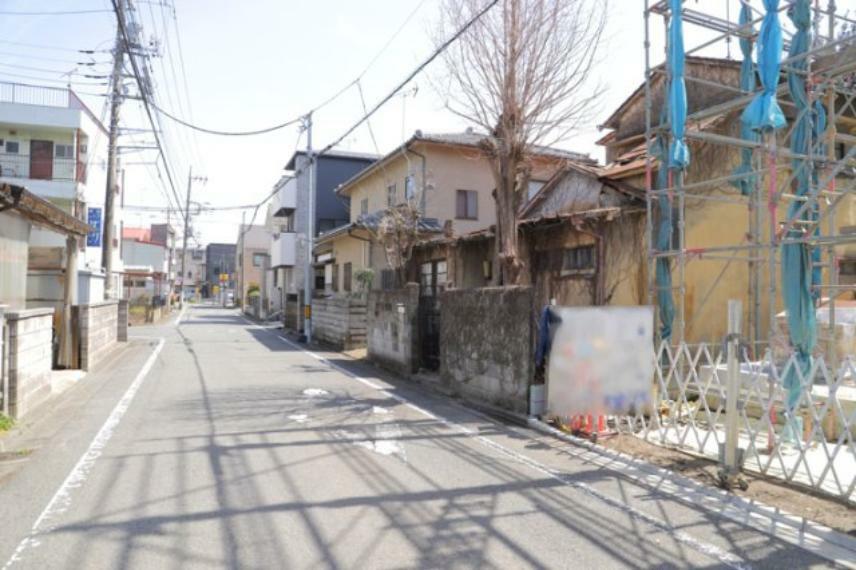 現況写真 住宅用の土地では前面道路に2m以上接していなければならないと法律で定められています。しかし、お持ちの車のサイズやライフスタイルなどにより、2mでは利便が悪い場合もございますので、事前に確認しましょう。