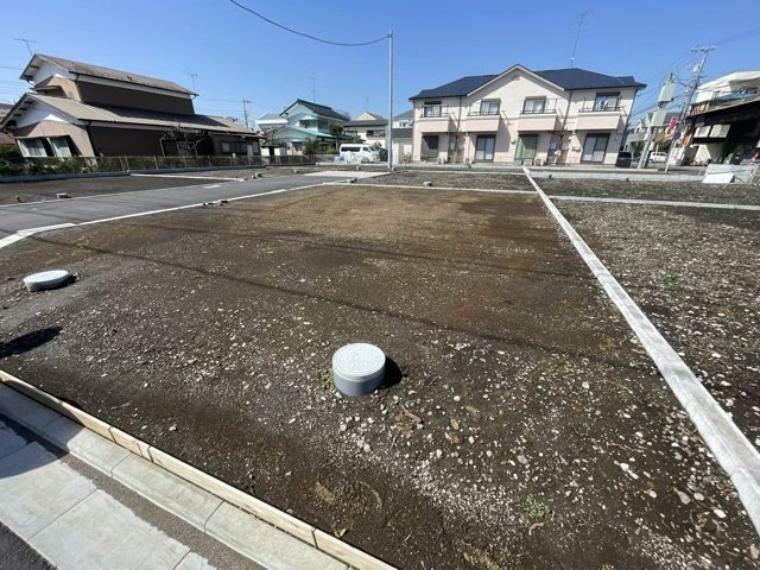 現況写真 土地購入を検討されている場合、境界杭がない状態で購入してしまうと境界確定測量をする必要があり、費用がかかります。購入の前に、売主、隣土地所有者立ち合いのもと境界を確定し境界杭を設置するのがベストです。