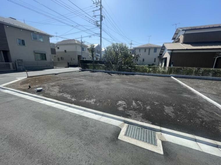 現況写真 土地を買う際、住む地域の自治体や福祉の補助制度にも注目してみましょう。子供や老人の医療補助やゴミ出しのルールなど、自治体によってルールに大きな違いがあるため、暮らしやすい土地で判断するとよいでしょう。