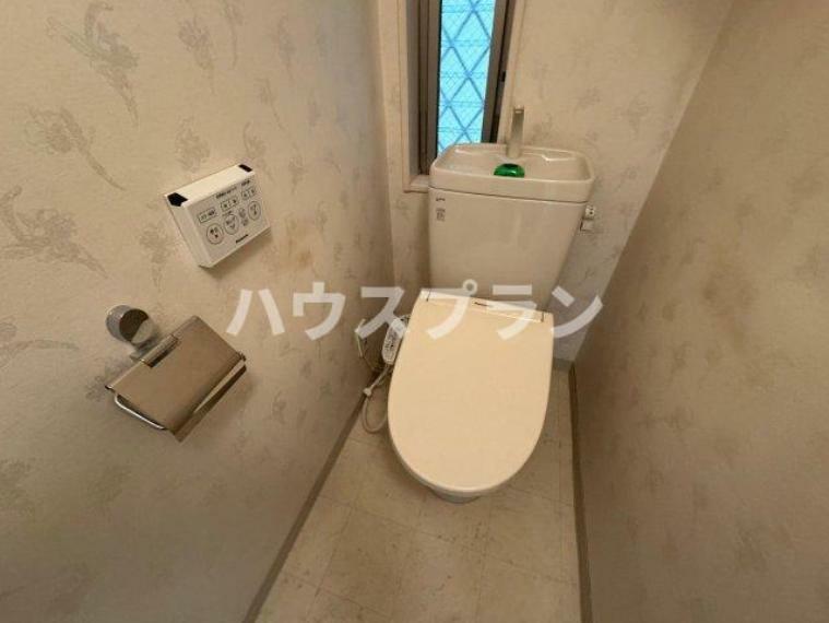 トイレ 窓があるので換気ができる清潔感のあるトイレ。快適な温水洗浄便座付きで、清潔さと快適さを両立します。温水洗浄便座付きで、温水で肛門を洗浄したり、 便座部分を温めたりすることができます。