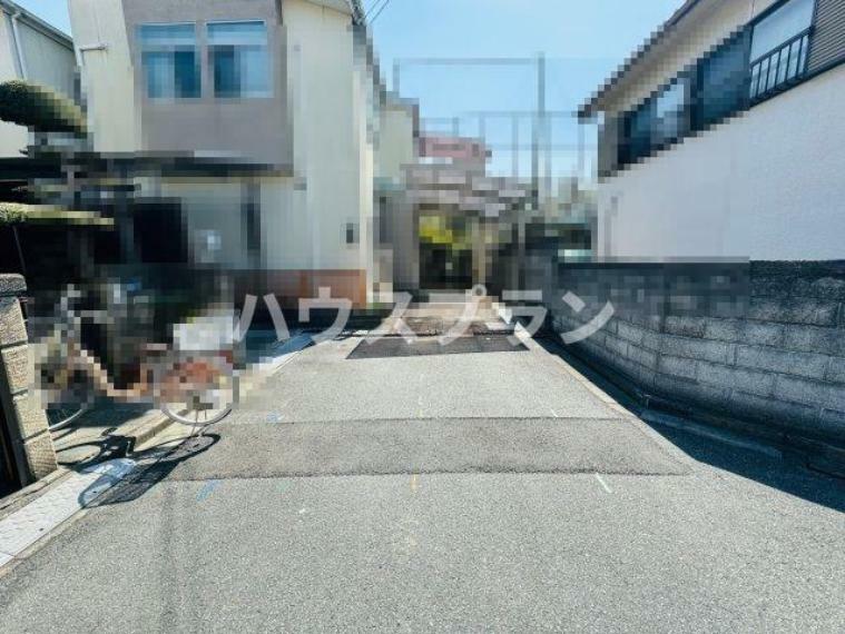 現況写真 道路幅員　4.5m　閑静な住宅街です。交通量が少なくお子様も安心です。静かな道路はストレスフリーな生活を約束し、心身ともにリフレッシュできます。2024年3月15日撮影