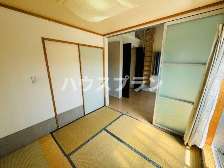 落ち着きのある和室は、和風のインテリアや畳の床が特徴で、日本の伝統的な雰囲気を感じさせる心地よい空間です。穏やかな雰囲気でリラックスできる空間です。用途も多様ですね！