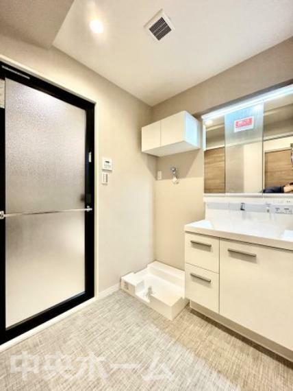 脱衣場 【洗面所】明るい洗面所は朝をすっきりさせてくれる空間です。バタバタしている忙しい朝でも収納が多い洗面台では短い時間で効率良く支度ができます。