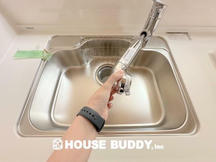 ヘッドはシャワーや浄水・原水に切り替え可能でノズルが延びるビルトイン式浄水器水栓を採用。 シャワーノズルでシンク周りも簡単にお手入れでき、見た目もスッキリです。
