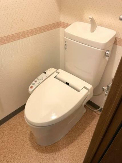 トイレ ・トイレ 　温水洗浄便座付きです。