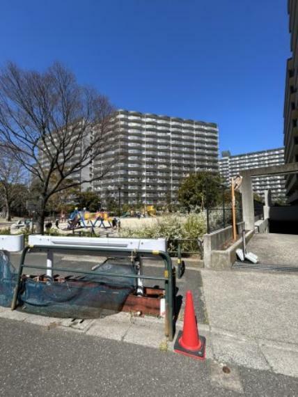 ・公園 　隣地は足立区立関谷公園となっており、お子様の遊び場やリフレッシュの場になります。