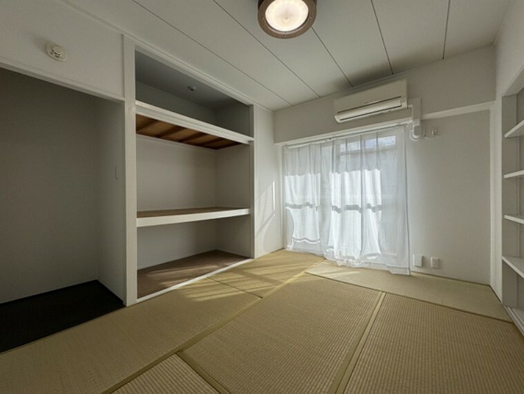 居心地の良さが魅力的な約6帖の和室がございます。空間を広く見せる、オープンタイプの収納が充実。