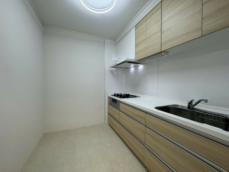 キッチン お料理中の匂いや煙がお部屋に広がりにくい独立型キッチン。お好みの配置で棚を置いていただけます。
