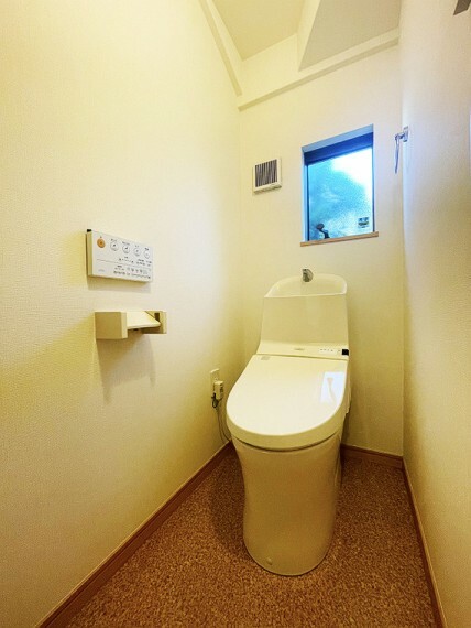 トイレ ■フチレス形状とツイントルネード洗浄機能でお掃除も楽ラクラク！超節水4.8リットルのシャワートイレです。