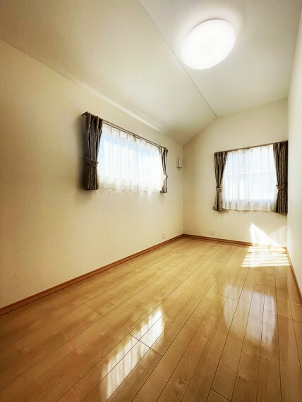 ■2階約6.1帖の洋室は2面採光の明るいお部屋。隣の約5.0帖の洋室との間仕切壁を外して1部屋にすることも可能です！（別途工事費がかかります）