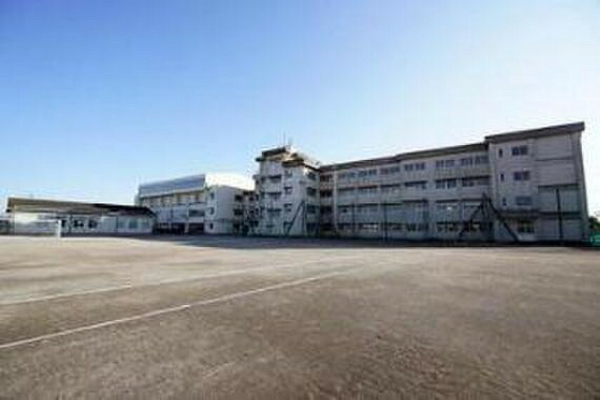 中学校 本校は昭和22年、山田小学校地内に設立し、昭和51年、現在地に移転しました。学校周辺には田畑が多く四季折々に見せる風景は川越市の魅力的な一面を数多く見せてくれます。