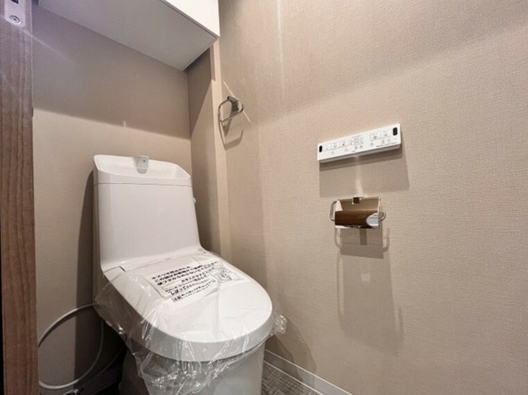 トイレ 【トイレ】手洗い場付きのゆとりのある温水洗浄便座付きのトレイ。上段に収納スペースもございますので、トイレットペーパーの替えや消臭スプレーの替えも入れておけます！