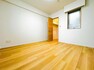 子供部屋 ウォークインクローゼットを完備したホワイトベースの居室は、飽きが来ず家具やレイアウトが映えるお部屋です。2面採光です。室内（2024年3月17日）撮影