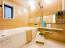 浴室 バスルームは、1日の疲れを取り、心身を癒すことができる場所。住まいの中のリラクゼーション空間です。浴室乾燥機も完備されております。マンションでは珍しい、光を取り込む窓付きです。