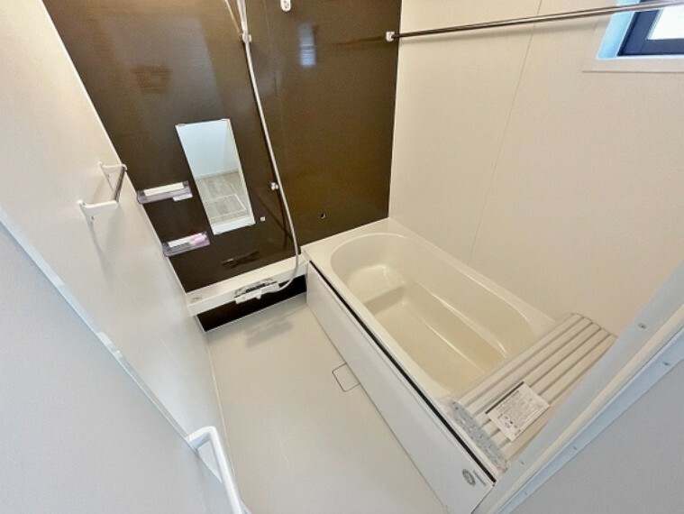 浴室 採光換気用小窓も付いて、オートバスで浴室乾燥暖房機も付いておりますので、冬場でも浴室をポカポカにしてから入浴できます。