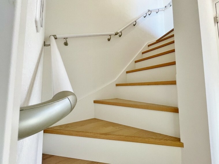 手擦りがつく階段はご年配の方やお子様には安心安全な仕様となっております。