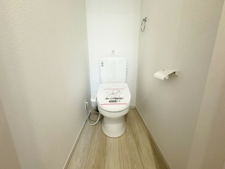 トイレ ウォッシュレット＆ウォームレットが付いて白を基調とした清潔な空間です。