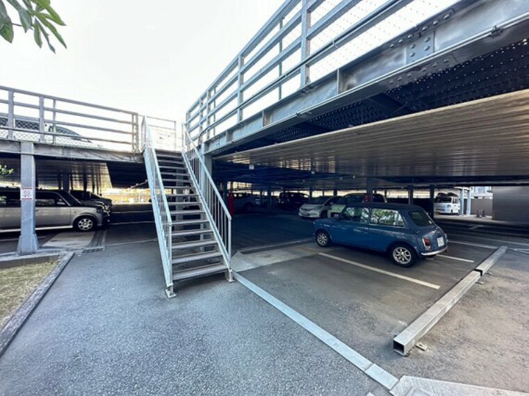 敷地内駐車場 週末は家族でドライブが楽しめますね。※空き状況は都度ご確認下さい。