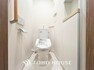 トイレ 「温水洗浄便座付きトイレ」1階と2階に完備されているトイレは快適な温水洗浄便座付です。収納スペースも完備し、いつも清潔な空間であって頂けるよう配慮された造りです。