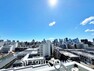 眺望 【BALCONY】BLUE SKY自然の心地よさに包まれる。大開口の外に広がるのは爽やかな青空。