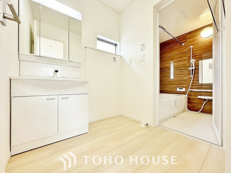 ランドリースペース お家の中でも特にプライベートスペースとなる洗面所は、洗濯場所と浴室を同じ空間でまとめております。