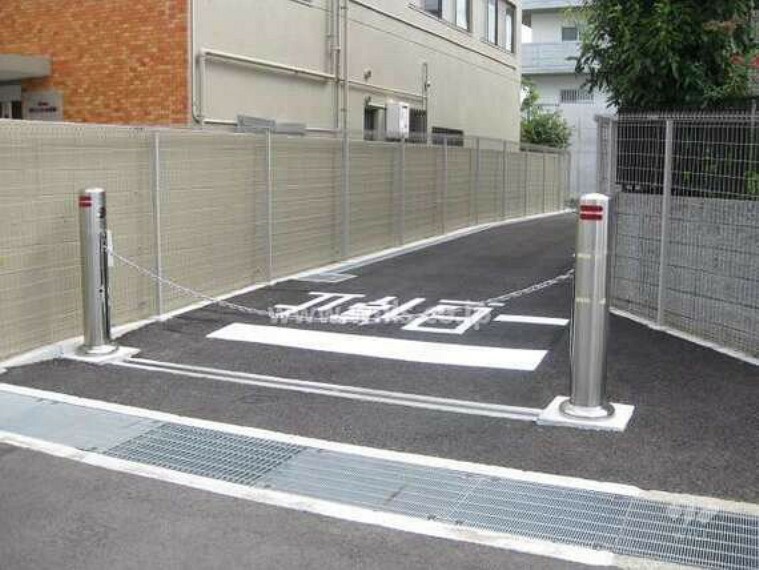 駐車場 駐車場入り口（ロボットゲート付き）