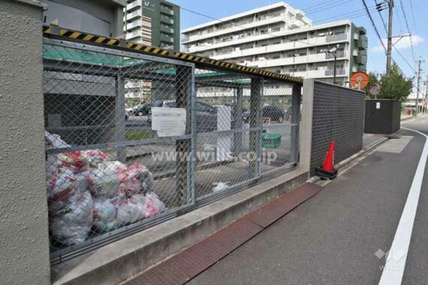 ゴミ置き場。フェンスのついたゴミ置き場で、ゴミが散らばらないため安心できますね。
