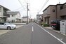 現況写真 物件の北西側前面道路（南西側から）［2024年3月19日撮影］